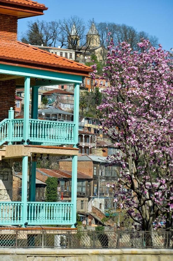 Magnolia In The Centre * كوتايسي
